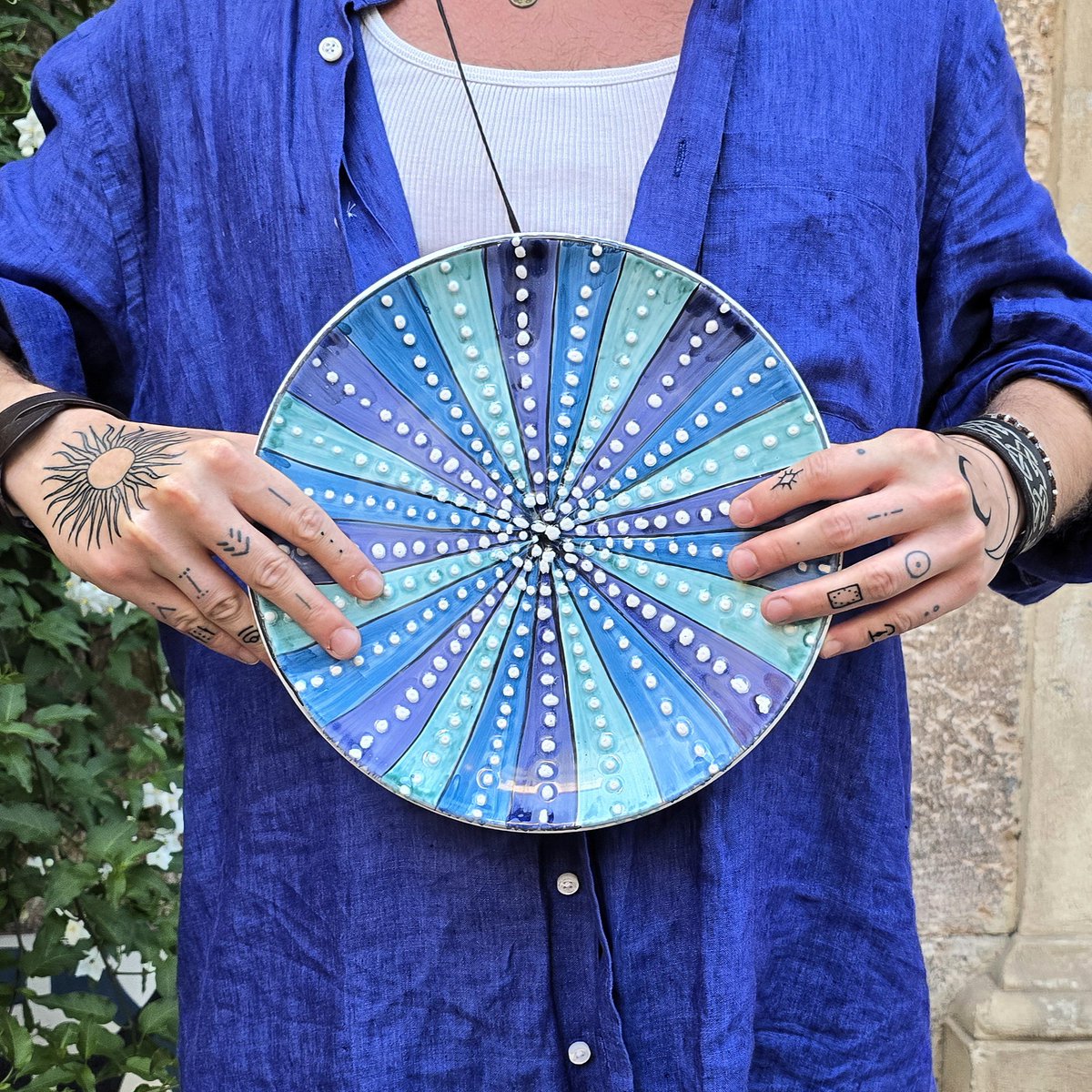 Benedetti1957's tweet photo. 🐟 CapRiccio Plate 🐟
Handmade in Vietri sul Mare, with brush glazing on blue sea tones and white reliefs.

- - -

🐟 Piatto CapRiccio 🐟
Realizzato a mano a Vietri sul Mare, con smaltatura a pennello sui toni azzurrati marini e bianchi rilievi. https://t.co/nZ88QY39GS