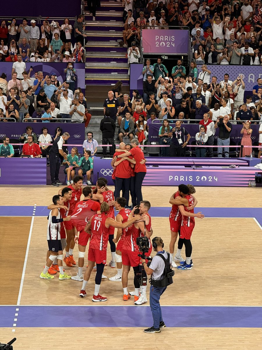 volleyballworld's tweet photo. OLYMPIC BRONZE FOR USA 🇺🇸!

Congratulations to Team USA for winning the bronze medal 🥉 of @paris2024! 

They will return to the awarding ceremony tomorrow after the gold medal match between 🇵🇱 &amp; 🇫🇷.

🥳 #volleyball #Paris2024 https://t.co/daByEOmKtJ