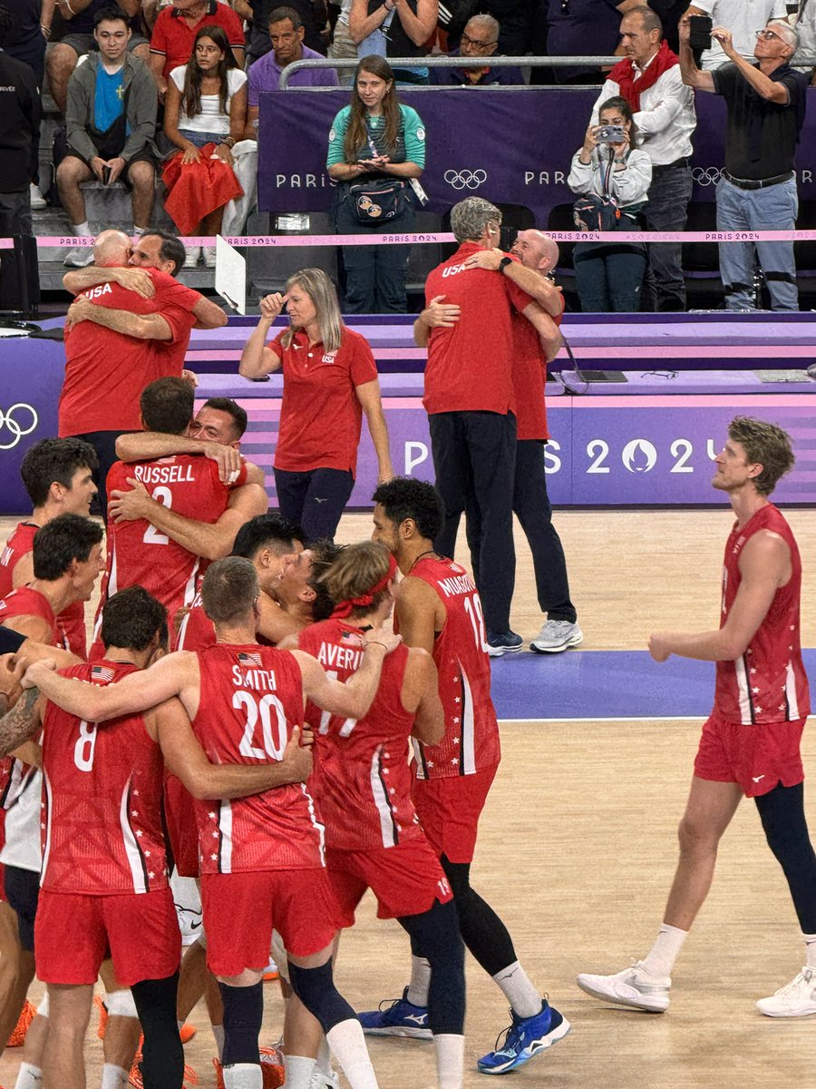volleyballworld's tweet photo. OLYMPIC BRONZE FOR USA 🇺🇸!

Congratulations to Team USA for winning the bronze medal 🥉 of @paris2024! 

They will return to the awarding ceremony tomorrow after the gold medal match between 🇵🇱 &amp; 🇫🇷.

🥳 #volleyball #Paris2024 https://t.co/daByEOmKtJ