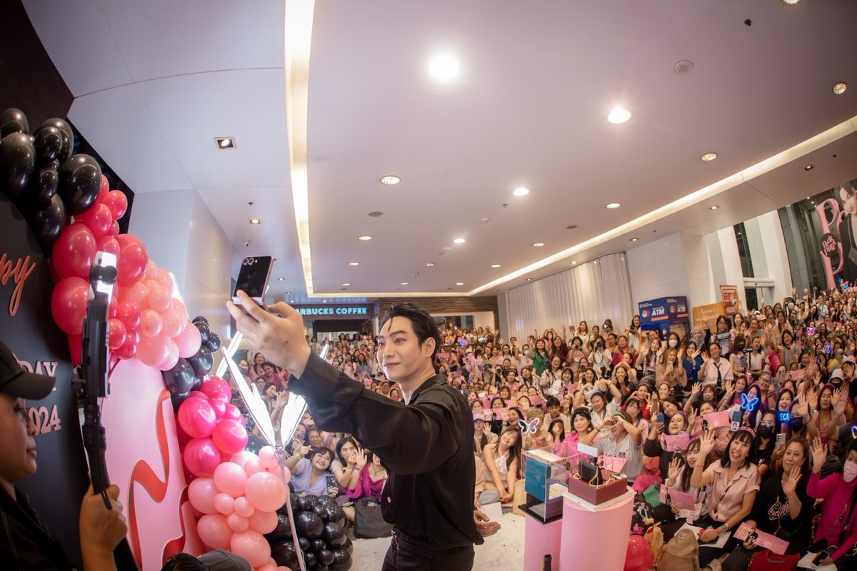 SuperstarnewsTH's tweet photo. รวมพลคนรัก "เป๊ก ผลิต โชค"... กรี๊ดกระหึ่ม ตึกแกรมมี่แตก! 

#HAPPYPALITDAY2024
#เป๊กผลิตโชค
#PeckPalitChoke 

✨ อบอุ่นเหมือนเคย... สำหรับวันดีๆ (9 ส. ค. 67) วันครบรอบวันเกิด "เป๊ก ผลิต โชค" ซูเปอร์สตาร์สุดฮอตขวัญใจแฟนทั่วประเทศ ที่แฟนๆ แห่มาร่วมอวยพรล้นทะลักทำเอาตึกแกรมมี่ฯ แตกเลยทีเดียว เสียงกรี๊ด ต้อนรับ เสียงร้องเพลงวันเกิดดังกระหึ่ม เป็นการเติมเต็มความคิดถึงด้วยโมเมนต์ น่ารัก และอบอุ่น แถมเฮียเป๊กยังสปอยล์ร้องเพลงใหม่ที่กำลังจะปล่อยเร็วๆ นี้อีกด้วย ทั้งศิลปินและแฟนต่างเติมพลังใจให้กันและกันขนาดนี้ งานนี้ไม่มีอ่อม มีแต่ความรักล้วนๆ จ้า