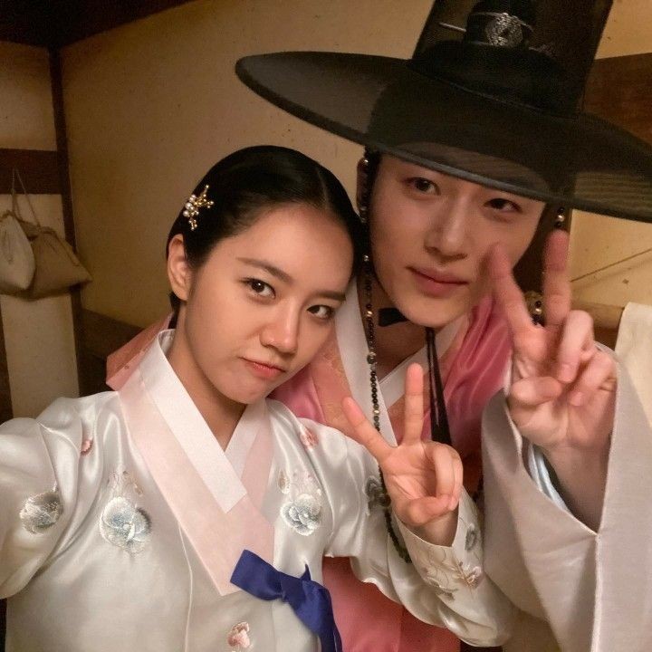 DISPATCHK0REAN's tweet photo. A atriz LeeHyeri falou sobre Wooseok em sua recente entrevista para seu novo filme VIP

“Eu sabia que ele se sairia bem, mas não esperava que ele iria balançar a nação assim. Quando soube que ele havia se juntado ao elenco [de LovelyRunner]

Pg.1 https://t.co/QtboWGRvZX