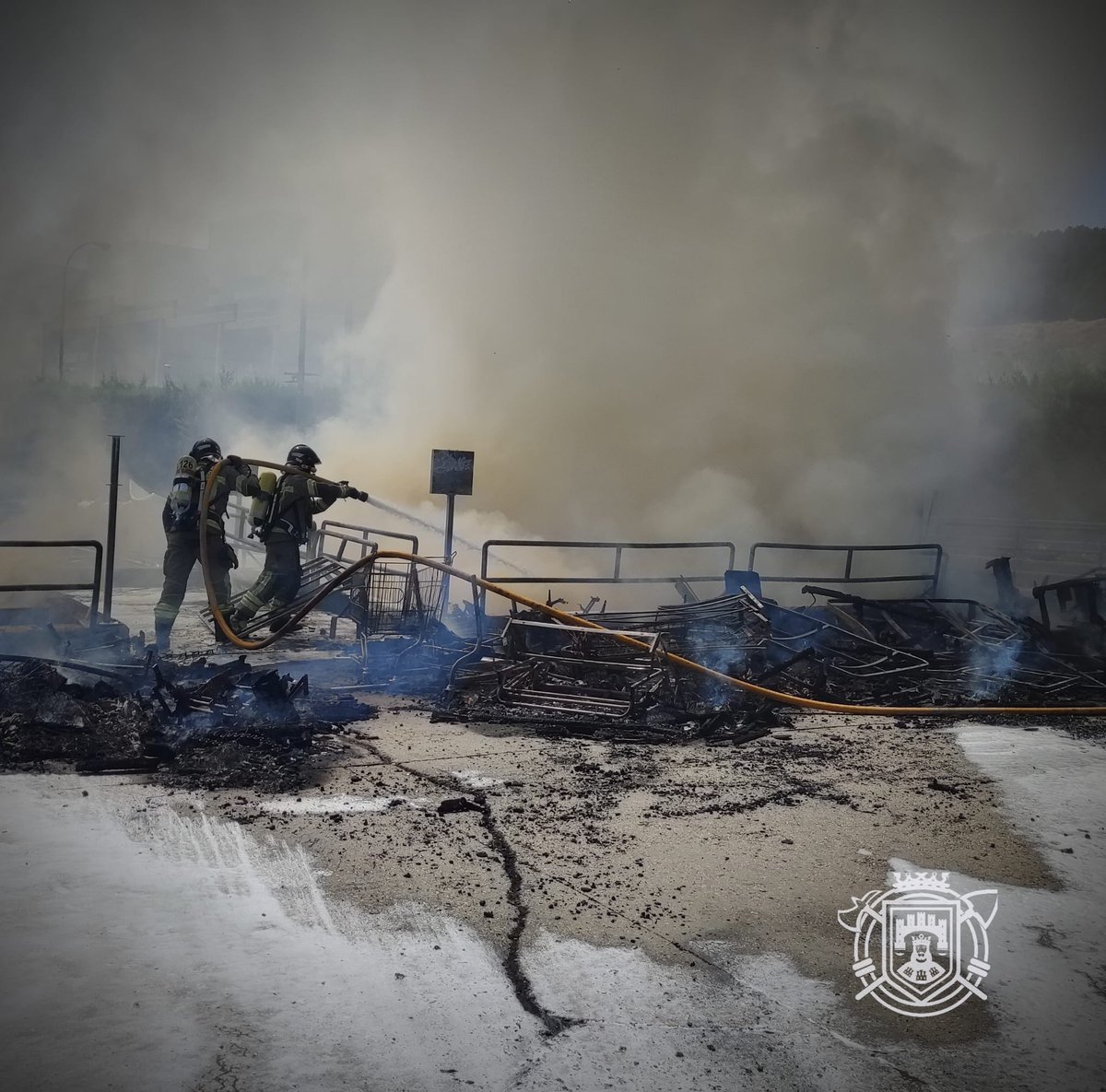Desde las 15:15 h de esta tarde, estamos trabajando en la extinción de un importante incendio en el Punto Limpio de #AvenidaIslasBaleares, cuya columna de humo ha sido visible desde la práctica totalidad de la ciudad.
