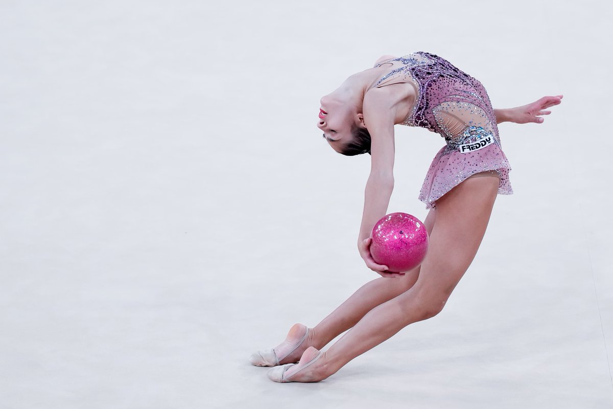 ItaliaTeam_it's tweet photo. SOFIA, SEI NELLA STORIA! 🫶

Magica, elegante, carismatica, bellissima! ✨

È un bronzo pazzesco per la nostra Raffaeli nel concorso generale di ginnastica ritmica a #Paris2024!

La prima medaglia dell’Italia a livello individuale!  🇮🇹

M-E-R-A-V-I-G-L-I-O-S-A 😍😍😍

📸 Ferraro CONI

#ItaliaTeam @Federginnastica