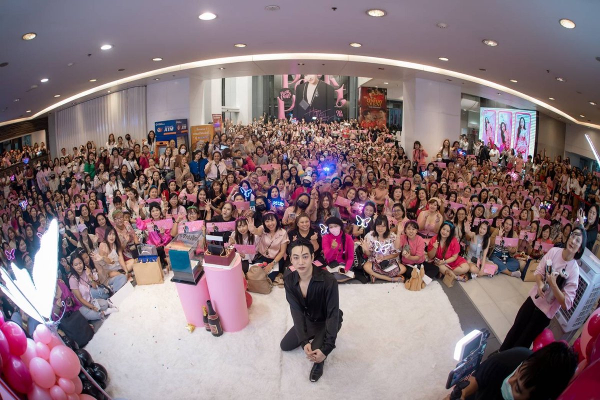 Yloveyouchannel's tweet photo. รวมพลคนรัก "เป๊ก ผลิต​โชค"... กรี๊ดกระหึ่ม ตึกแกรมมี่แตก! 

อบอุ่นเหมือนเคย... สำหรับวันดีๆ (9 ส. ค. 67) วันครบรอบวันเกิด "เป๊ก ผลิต​โชค" ซูเปอร์สตาร์สุดฮอตขวัญใจแฟนทั่วประเทศ ที่แฟนๆ แห่มาร่วมอวยพรล้นทะลักทำเอาตึกแกรมมี่ฯ แตกเลยทีเดียว เสียงกรี๊ด​ต้อนรับ เสียงร้องเพลงวันเกิดดังกระหึ่ม เป็นการเติมเต็มความคิดถึงด้วยโมเมนต์​น่ารัก และอบอุ่น แถมเฮียเป๊กยังสปอยล์ร้องเพลงใหม่ที่กำลังจะปล่อยเร็วๆ นี้อีกด้วย ทั้งศิลปินและแฟนต่างเติมพลังใจให้กันและกันขนาดนี้ งานนี้ไม่มีอ่อม มีแต่ความรักล้วนๆ จ้า

#HAPPYPALITDAY2024
 #เป๊กผลิตโชค
#PeckPalitChoke