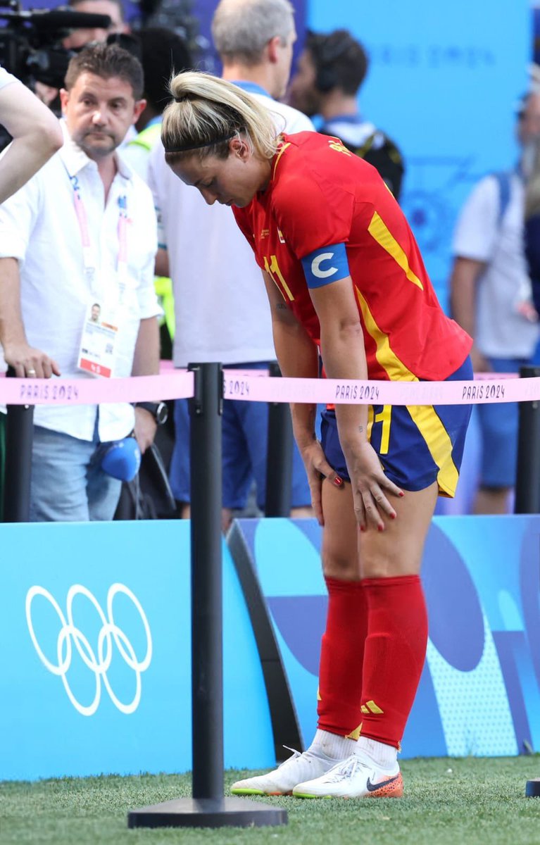 OMG WHAT TIME IS IT? 🤔⏰❓
REÍRSE DE ESPAÑA TIME😁

→ Cristóbal Colón estaría decepcionado 😭 buscaban el oro y se fueron sin nada 🤣🫵
→ La verdadera reina? 👸 En la final como debe ser 🇧🇷
→ Inventoras del fútbol? DESTRUCTORAS DEL FÚTBOL IN MY BOOKS 📚☝️🤓