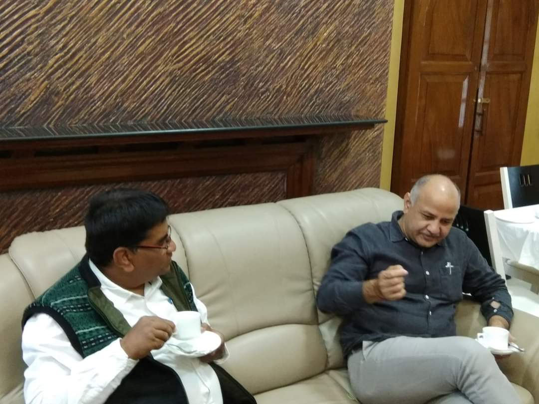 पूरी तरह से एक आम आदमी।

जैसा कि एक आम आदमी दुनिया बदलने के सपने देखता है।
जैसा कि एक आम आदमी दुनिया बदलने की कोशिश करने की सजा पाता है।
जैसा कि एक आम आदमी निर्दोष होने के बाद भी बरसो जमानत को तरसता है।
बिल्कुल वैसा ही है मेरा आम नेता 
#ManishSisodia
सर्वोच्य न्यायालय को साधुवाद।