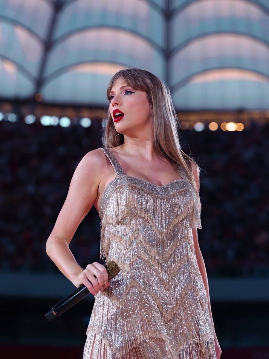 hourly taylor (@hourlyswift) on Twitter photo 