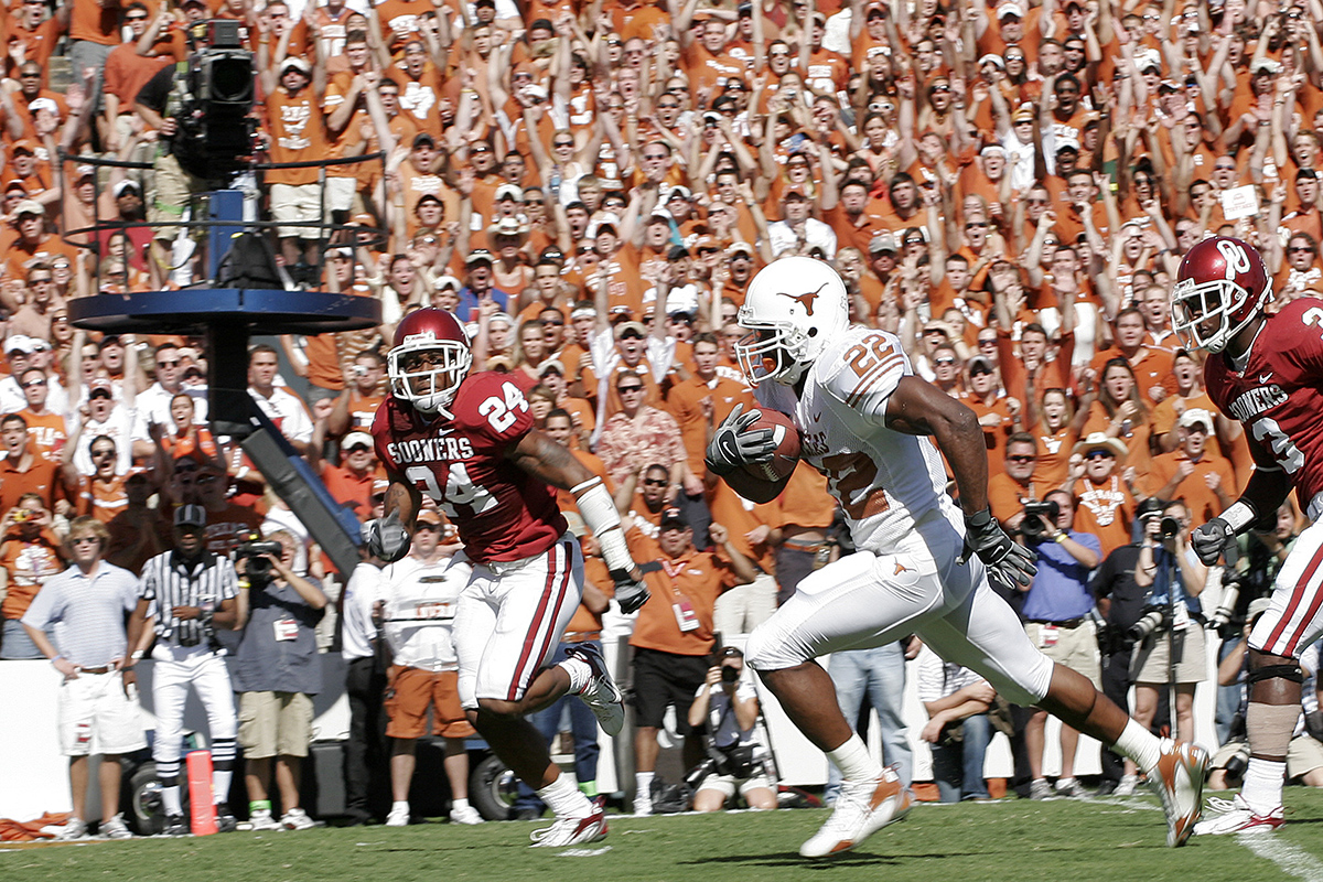 Selvin Young! 

▪️ 2005 National Champion
▪️ 1713 rushing yards, 25 rushing TDs, 1 receiving TD
▪️ First Longhorn to return a punt and kickoff for a TD in the same game
▪️ Top-10 in school history in nearly EVERY return category 

2️⃣2️⃣ days until @Texasfootball!