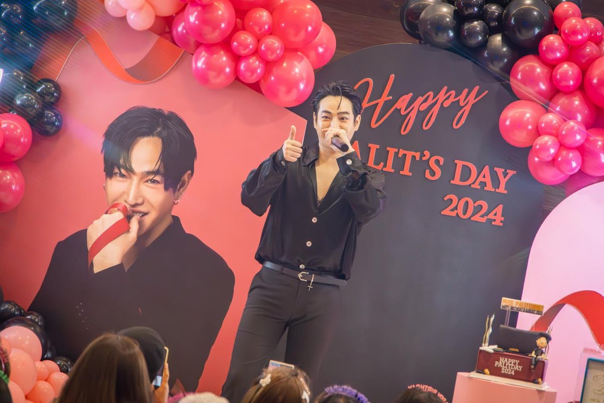 StarlightYnews's tweet photo. รวมพลคนรัก "เป๊ก ผลิต โชค"... กรี๊ดกระหึ่ม ตึกแกรมมี่แตก! 

อบอุ่นเหมือนเคย... สำหรับวันดีๆ (9 ส. ค. 67) วันครบรอบวันเกิด "เป๊ก ผลิต โชค" ซูเปอร์สตาร์สุดฮอตขวัญใจแฟนทั่วประเทศ ที่แฟนๆ แห่มาร่วมอวยพรล้นทะลักทำเอาตึกแกรมมี่ฯ แตกเลยทีเดียว เสียงกรี๊ด ต้อนรับ เสียงร้องเพลงวันเกิดดังกระหึ่ม เป็นการเติมเต็มความคิดถึงด้วยโมเมนต์ น่ารัก และอบอุ่น แถมเฮียเป๊กยังสปอยล์ร้องเพลงใหม่ที่กำลังจะปล่อยเร็วๆ นี้อีกด้วย ทั้งศิลปินและแฟนต่างเติมพลังใจให้กันและกันขนาดนี้ งานนี้ไม่มีอ่อม มีแต่ความรักล้วนๆ จ้า

#HAPPYPALITDAY2024
 #เป๊กผลิตโชค
#PeckPalitChoke
