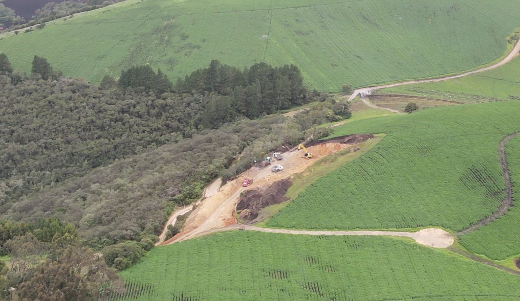 RuraliaUrbana's tweet photo. En el Municipio de Chocontá Cundinamarca: @ALCHOCONTA, Vereda Tilatá, Sector Manablanca, Finca Buenos Aires, con
Ubicación: https://t.co/SfBqHVoBrp, puede observarse en video registrado (1) e imágenes(2 y 3), junto a coordenadas(4), que se está llevando a cabo una actividad minera extractiva de arenas presuntamente ilegal.
 
https://t.co/UbfM5cW5yA  Este predio se encuentra dentro de la Cuenca Alta del Río Bogotá.
@CONCEJOCHOCONTA
@tacundinamarca
@CundinamarcaGob
@AmbienteCund

Ya fue radicada la respectiva  denuncia y queja a autoridades competentes para conocer la trazabilidad que indique si esta actividad es legal y tiene título minero
@ANMColombia: Sr. Pdte #AlvaroPardo
como Licencia Ambiental: @CAR_Cundi: Sr. Director @Alfred_Balle con el fin de saber qué seguimiento y vigilancia se hace a tal explotación, o de ser abiertamente ilegal se proceda a clausurar la evidente extracción de insumos constructivos (arenas), y con autoridades competentes junto a entes de control lograr detener a los responsables, procesarlos sea disciplinaria o penalmente y decomisar maquinaria como vehículos de carga inmediatamente.

Muy extraño sí es que sea permitida esta actividad en una zona que no sería compatible con Minería, sino con ciertos usos agrícolas (controlados) dado que existe igual un Relicto Natural: Bosque y Vegetación Nativa que debe Protegerse como Conservarse...
👁‍🗨🔎🧐
Esperamos respuestas y se actúe con celeridad sobre lo que ocurre en este lugar flagrantemente! 
#Investigación.

@STransparencia
@revistaRAYA
@LigaNoSilencio
@UNPColombia