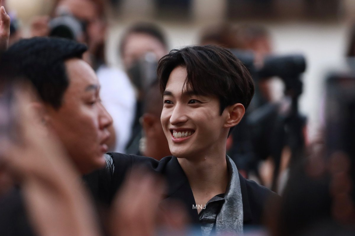 oditelvstrsr's tweet photo. @_wonuwo It's giving...
In the midst of the crowds 👥
In the shapes in the clouds ☁️
I don't see nobody but you 🤍 https://t.co/UCPIWUdP24