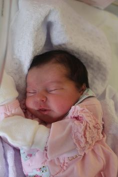 Bienvenida a la familia a mi querida nieta Maria Isabela, Dios te cuide y te bendiga grandemente.