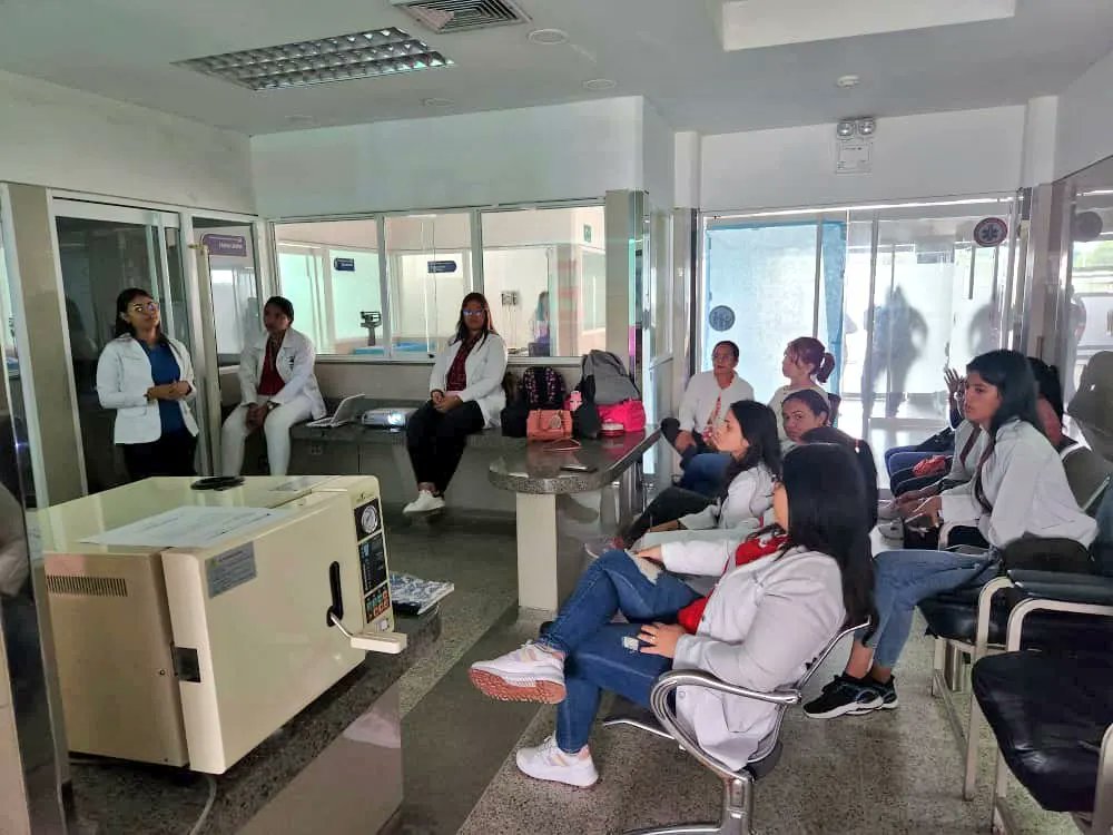 #Hoy Viernes 09 de Agosto, en la Clínica #IvssApure se llevó a cabo Seminario impartido por nuestro personal médico. El encuentro se centró en un tema crucial: Diarrea aguda en pediatría, reforzando el conocimiento y la atención médica especializada.