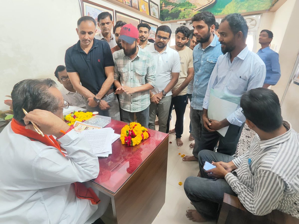 आज सुमेरपुर ब्लॉक, पाली कंप्यूटर अनुदेशको ने कैबिनेट मंत्री श्री जोराराम जी  से मिलकर उन्हें ज्ञापन दिया एव समस्याओ से अवगत करवाया 
उन्होंने आस्वासन दिया है की वो हमारी मांगो को शिक्षा मंत्री तक पहुचायेंगे एवं विधानसभा मे मुद्दा उठाने का वादा किया है।