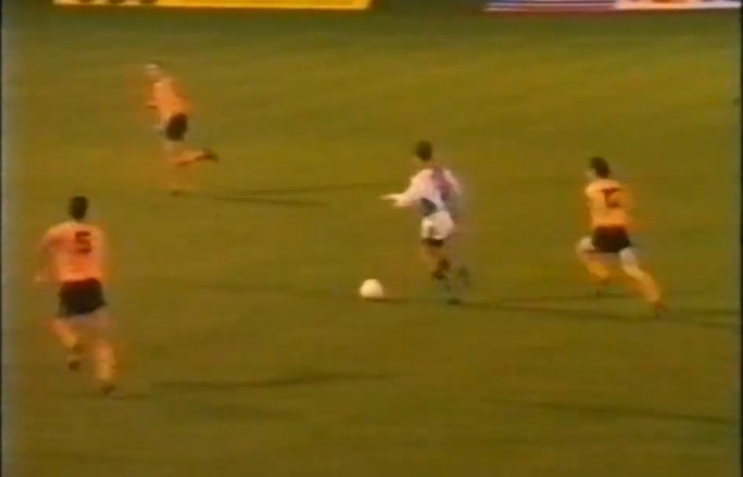 FootyArchives1's tweet photo. 🎬 11 November 1989 - Scott Sellars at his best helps Blackburn Rovers to an away win at Wolves. CLICK HERE: https://t.co/XkzbiJmI2z ||| @brfcsdotcom @ajrobinson75 https://t.co/CUId01s4Wl