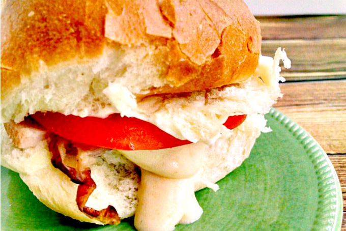 AKitchenHoor's tweet image. Take leftover turkey and put it to good use!  I've mashed up the Kentucky hot brown with the Virginia ham biscuit and made these deliciously simple Hot Brown Ham Sliders.  #HotBrownHamSliders #EasyEats #GameDayGrub #TailgateTreats 
➡️ bit.ly/1xFMb6R