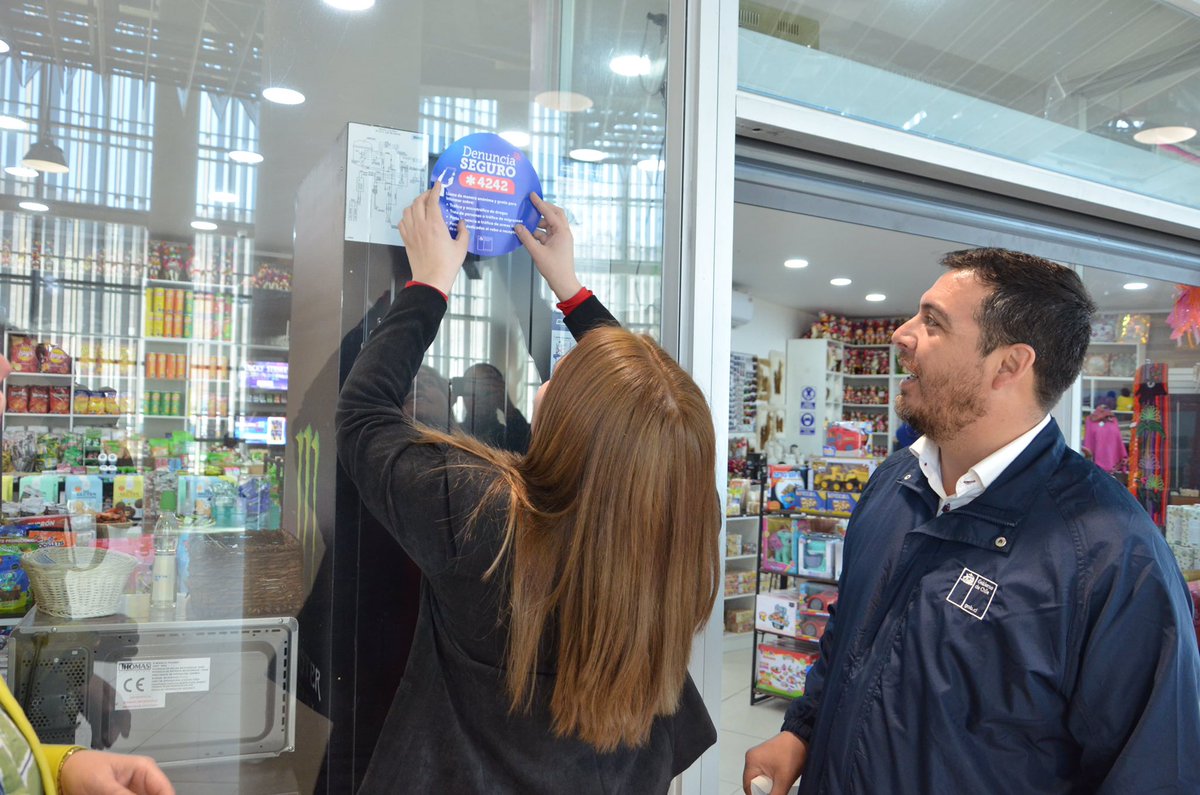 En el aeropuerto Diego Aracena, delegado presidencial <a href="/dquinterosr/">Daniel Quinteros Rojas</a> participa en la difusión del programa #DenunciaSeguro de la <a href="/SubPrevDelito/">Subsecretaría de Prevención del Delito</a> #Iquique