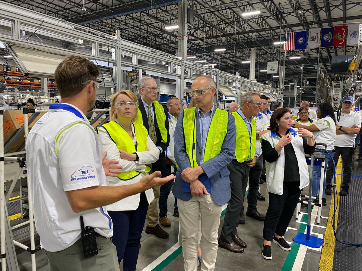 EUAmbUS's tweet image. In Kentucky, I stopped by @forviagroup_ North America, the 7th largest global auto parts supplier. Stunned to learn that no Ford truck in the US goes without European parts. Proof that so many of our supply chains our intertwined, and we need strong cooperation to maintain them.