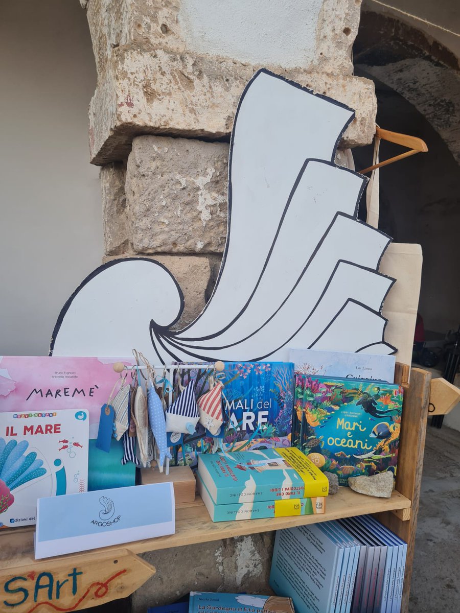In occasione del BBF24 apre l'ArgoBookSHOP!!!
Venite a scoprirlo nei giorni del Festival alla Antica Tonnara su Pranu di Portoscuso!
Libri e tantissime idee a tema MARE!!!
