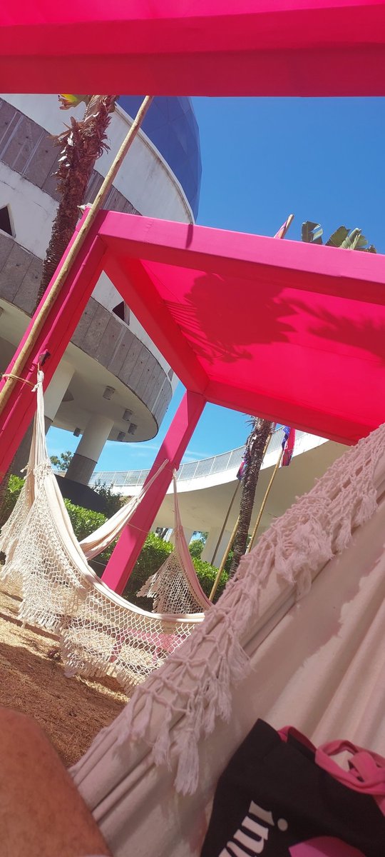 simplesmente colocaram redes no dragao do mar.....sério, n tem como nao amar esse lugar!!