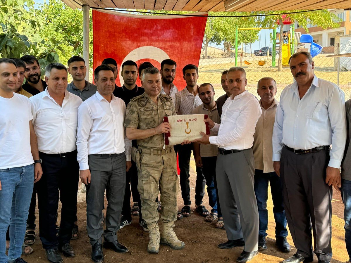 Teröristlerce yapılan baskında şehit edilen Başkan Yardımcımız Sezai Cangir'in babası Memet Cangir ile annesi ve 2 ağabeyinin kabirlerini ziyaret edip evlerine misafir olan Siirt İl J. Komutanı
Tuğgeneral @EmrullahBUYUK1 Paşamıza hassasiyetleri için teşekkür ederiz
<a href="/SiirtValiligi/">Siirt Valiliği</a>