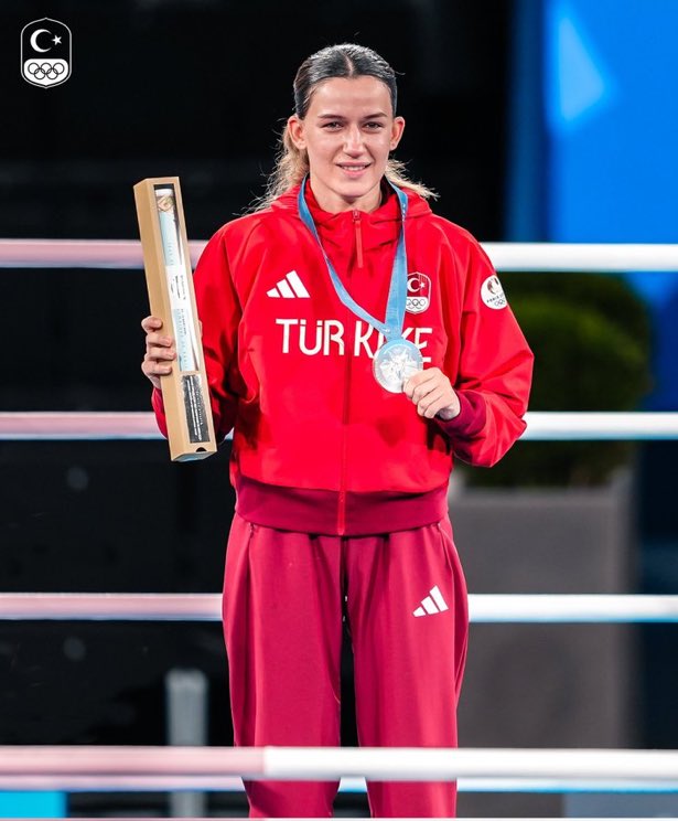 Hatice Akbaş. Anadolu’nun garip bir köyünün garip çocuğu. İlk kez katıldığı olimpiyatlarda madalya aldı. Sizce de alkışı hak etmiyor mu?