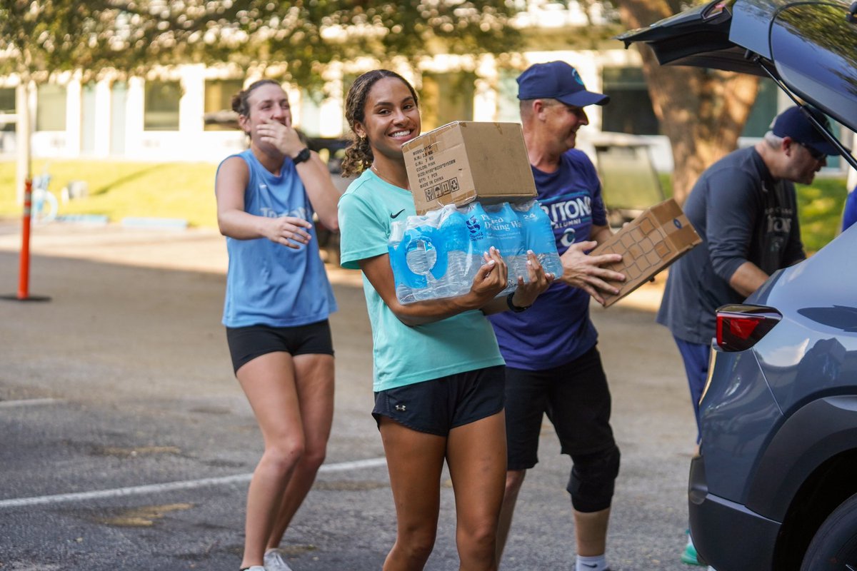 ECTritons's tweet image. It’s move in day!! 📦💪

Eckerd student athletes and staff helped move in first year students for Autumn Term this morning! 

#EckerdLife #FirstYear
