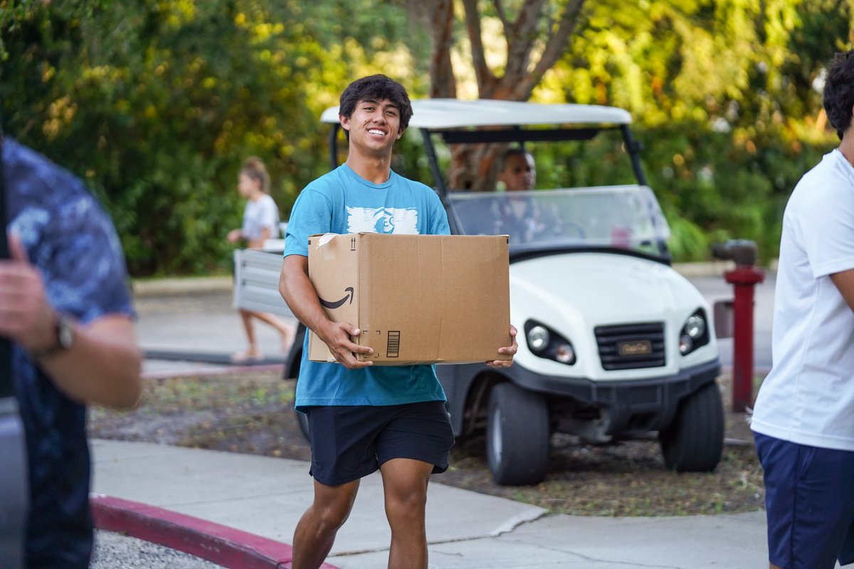 ECTritons's tweet image. It’s move in day!! 📦💪

Eckerd student athletes and staff helped move in first year students for Autumn Term this morning! 

#EckerdLife #FirstYear