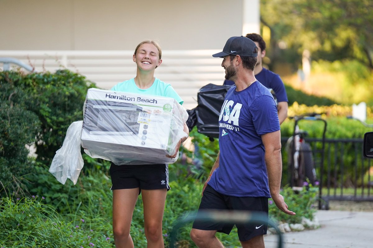 ECTritons's tweet image. It’s move in day!! 📦💪

Eckerd student athletes and staff helped move in first year students for Autumn Term this morning! 

#EckerdLife #FirstYear