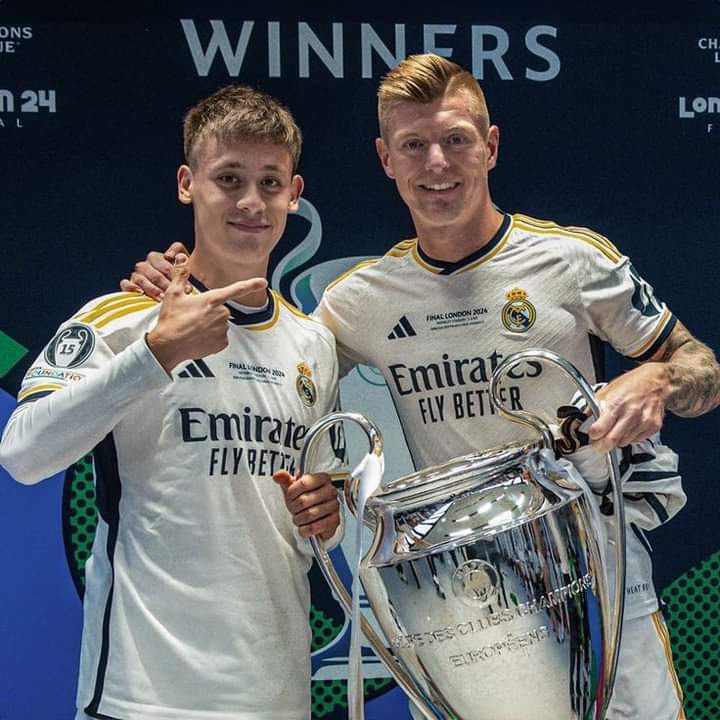 🗣Toni Kroos: Arda’yı hala telefonla arıyorum, ona fikir veriyorum. Sağlıklı kalırsa büyük bir gelecek onu bekliyor. Antrenmanlarda Modrić ile bana sürekli bir şeyler sorardı,Ondaki yeteneği geldiği ilk gün fark etmiştik, antrenmanı durdurup onu alkışladığımız bile oldu.