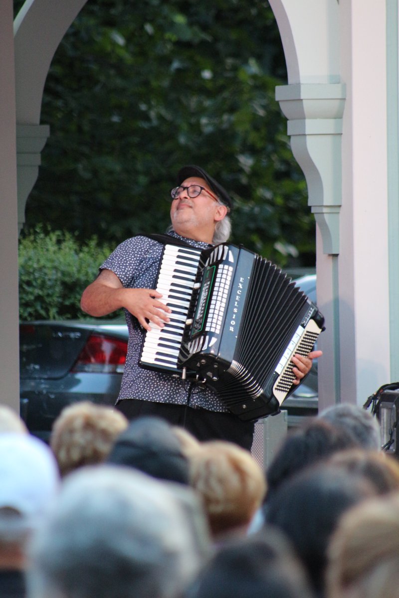 UPresents's tweet image. And that's a wrap on TNATB 2024! 🎉 Last night’s performance by Johannes Linstead was the perfect finale to our summer series! Thank you to everyone who joined us this summer and made every Thursday night one to remember! ✨

Photos courtesy UBIA.

#TNATB #UnionvilleMainStreet