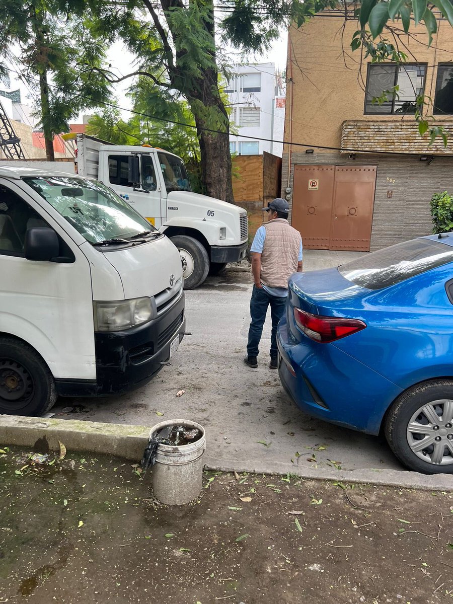 DanyChinchilla's tweet photo. Lo obra de #pestalozzi611 es un problema, no respetan los horarios, eran las 11:00 pm y seguían trabajando, bloquean las calles, la calle está llena de concreto. Los trabajadores fuman marihuana en vía pública. @SSC_CDMX @ComReconCCMX @BJAlcaldia @ClaraBrugadaM @LuisMendozaBJ https://t.co/xvpLhBHglU