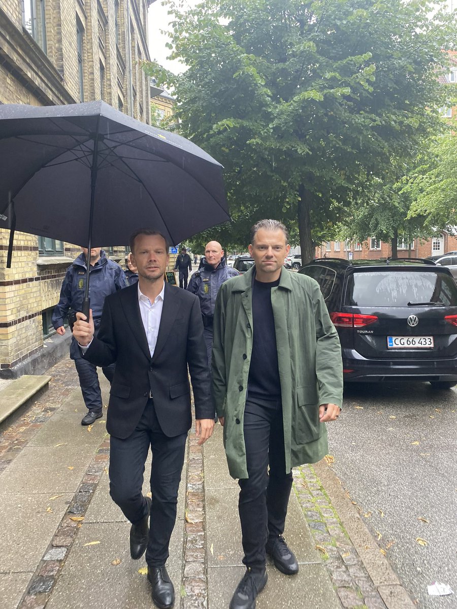 God samtale og gåtur med justitsminister <a href="/PHummelgaard/">Peter Hummelgaard</a> i dag som følge af skyderi forleden på Falkoner Allé. Godt med ekstra kontrol ved dansk-svenske grænse og ja tak til visitationszone. Lad os også sætte videoovervågning op på Falkoner Allé, hvis politiet ønsker det! #dkpol
