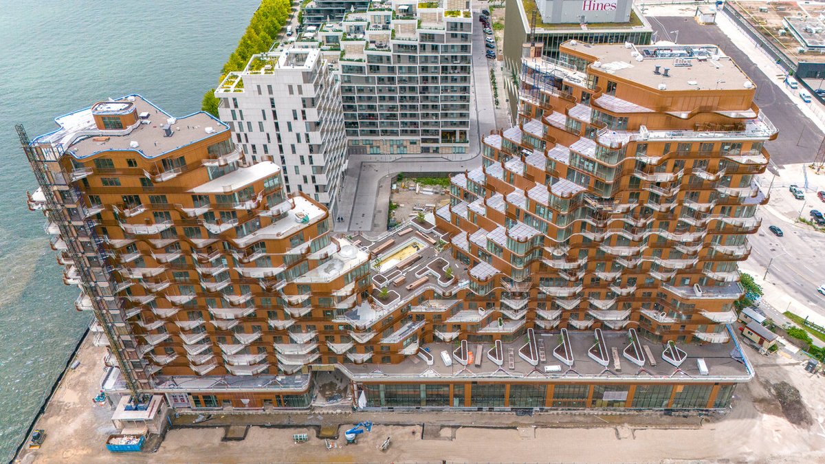 Urban_Toronto's tweet image. Today's #FeatureProject is Aqualuna at Bayside. A bronze-tinted #development from @tridel that's revitalizing #Toronto's waterfront. #condos #architecture urbantoronto.ca/database/proje…