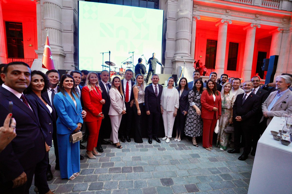 zekibahce's tweet photo. AK Partili bir vekilin kendi cebinde yediği ıstakozu kılçığına kadar gözümüze sokan CHP'nin trol sürüsü,

Ekrem'in, Paris'te milletin parasını yandaşlarına, harcadığını niye görmüyorsunuz haysiyetsizler.

Çıkın biriniz de eleştirin, bu yanlış bu savurganlık olmaz deyin. https://t.co/hZw0prVR0O