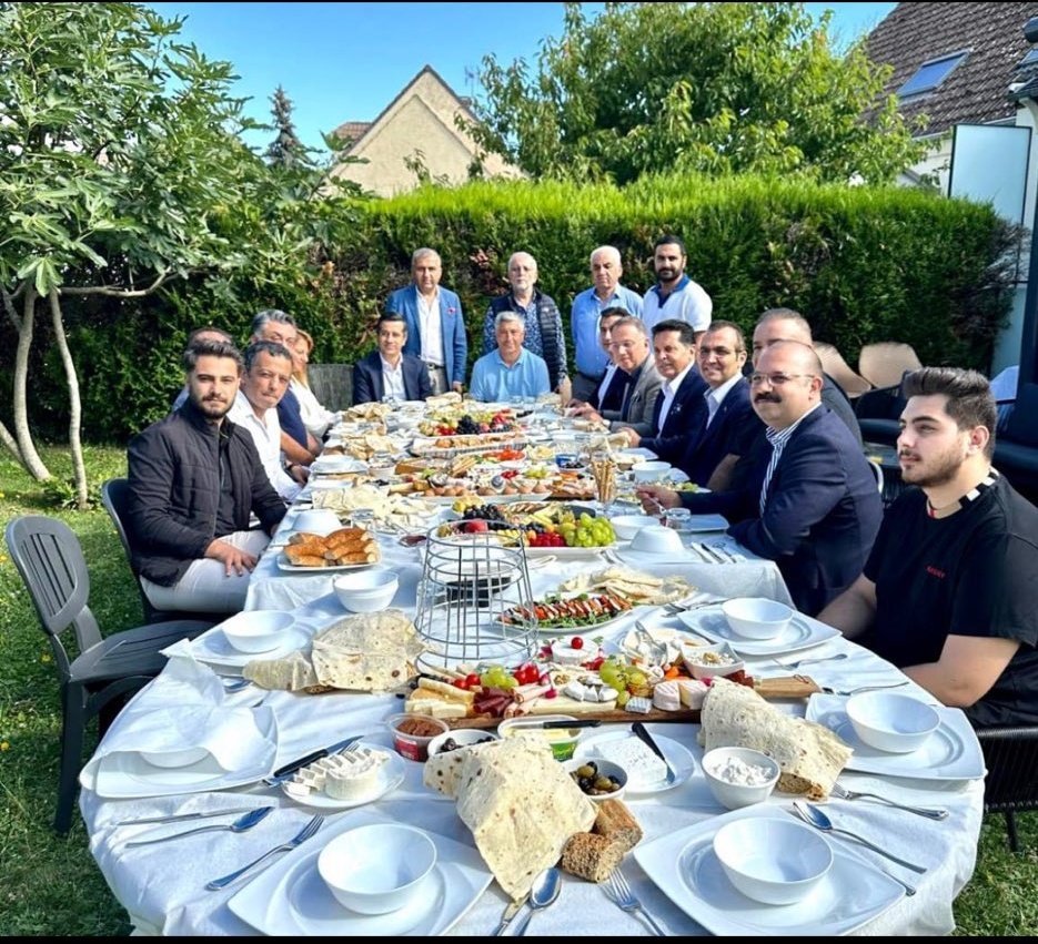 zekibahce's tweet photo. AK Partili bir vekilin kendi cebinde yediği ıstakozu kılçığına kadar gözümüze sokan CHP'nin trol sürüsü,

Ekrem'in, Paris'te milletin parasını yandaşlarına, harcadığını niye görmüyorsunuz haysiyetsizler.

Çıkın biriniz de eleştirin, bu yanlış bu savurganlık olmaz deyin. https://t.co/hZw0prVR0O