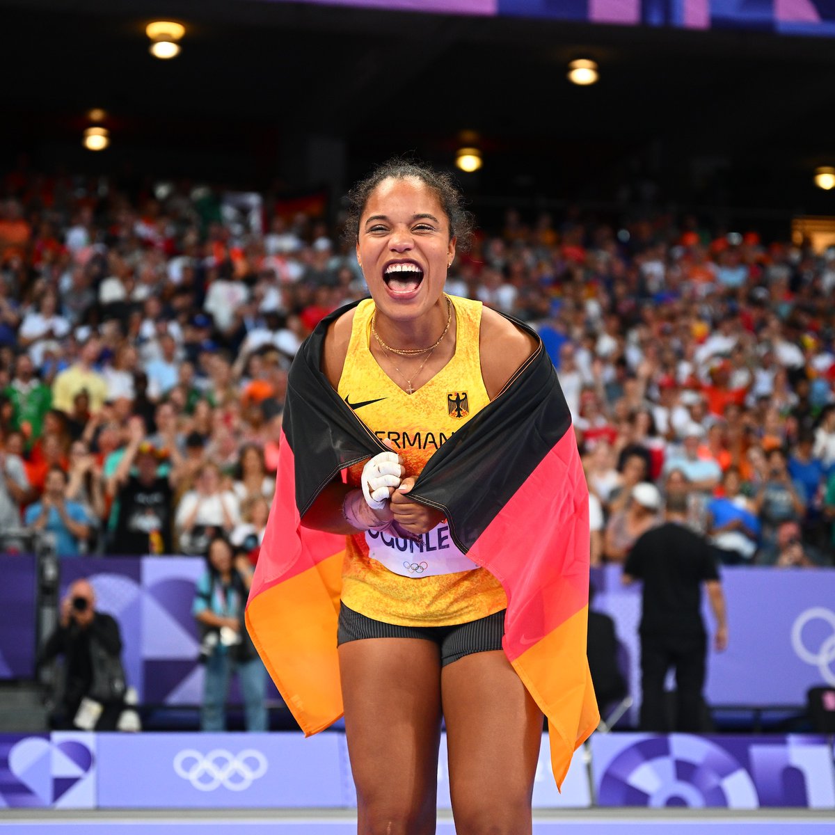 WorldAthletics's tweet photo. CLUTCH 😤

🇩🇪's Yemisi Ogunleye wins the shot put final on her final attempt.

20.00m for the Olympic gold 💪

#Paris2024 #Olympics https://t.co/a6hgTVAA7o