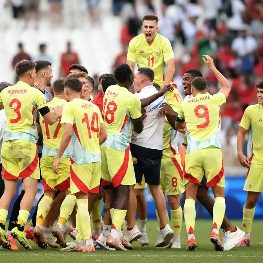 diistorcendo's tweet photo. A Espanha em um intervalo de menos de 12 horas perdeu o bronze no futebol feminino e ganhou o ouro no futebol masculino.

Fico preocupado com a saúde mental do torcedor, que vai precisar ficar feliz pela conquista dos meninos, mas ao mesmo tempo triste pela derrota das meninas. https://t.co/tvlAXo5exi