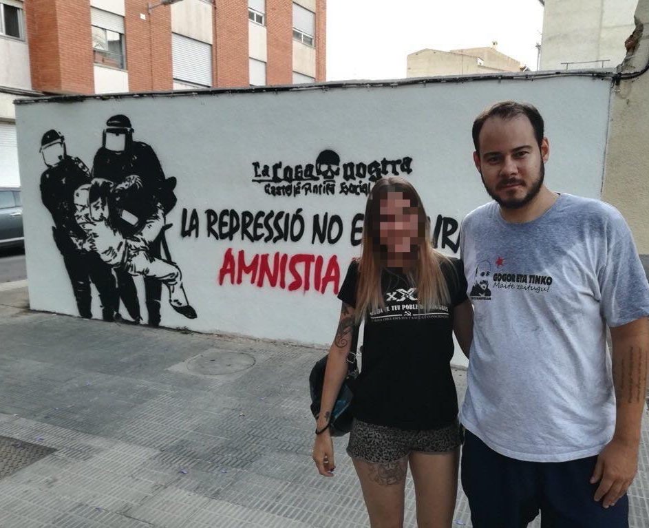 Avui és l’aniversari del nostre camarada <a href="/PabloHasel/">Pablo Hasel</a>, compleix trenta-sis anys, actualment segrestat en les massmorres de l’Estat Espanyol.

Des de La Cosa Nostra volem felicitar-lo i fem una crida a totes a continuar lluitant per l'AMNISTIA TOTAL.

LA REPRESSIÓ NO ENS ATURARÀ!✊🏾