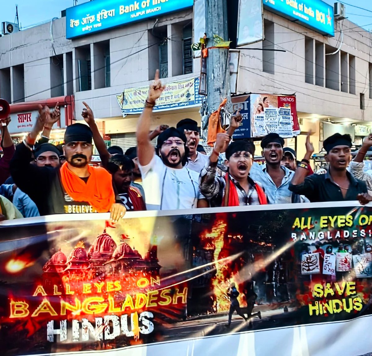 बांग्लादेश के हिन्दुओ  की 😭हत्या  बंद करो। आईएसई और इस्लामिक आतंकी होश में आओ। हिन्दुओं एक हो जाओ ।जाती की दुकान बंद करो ।