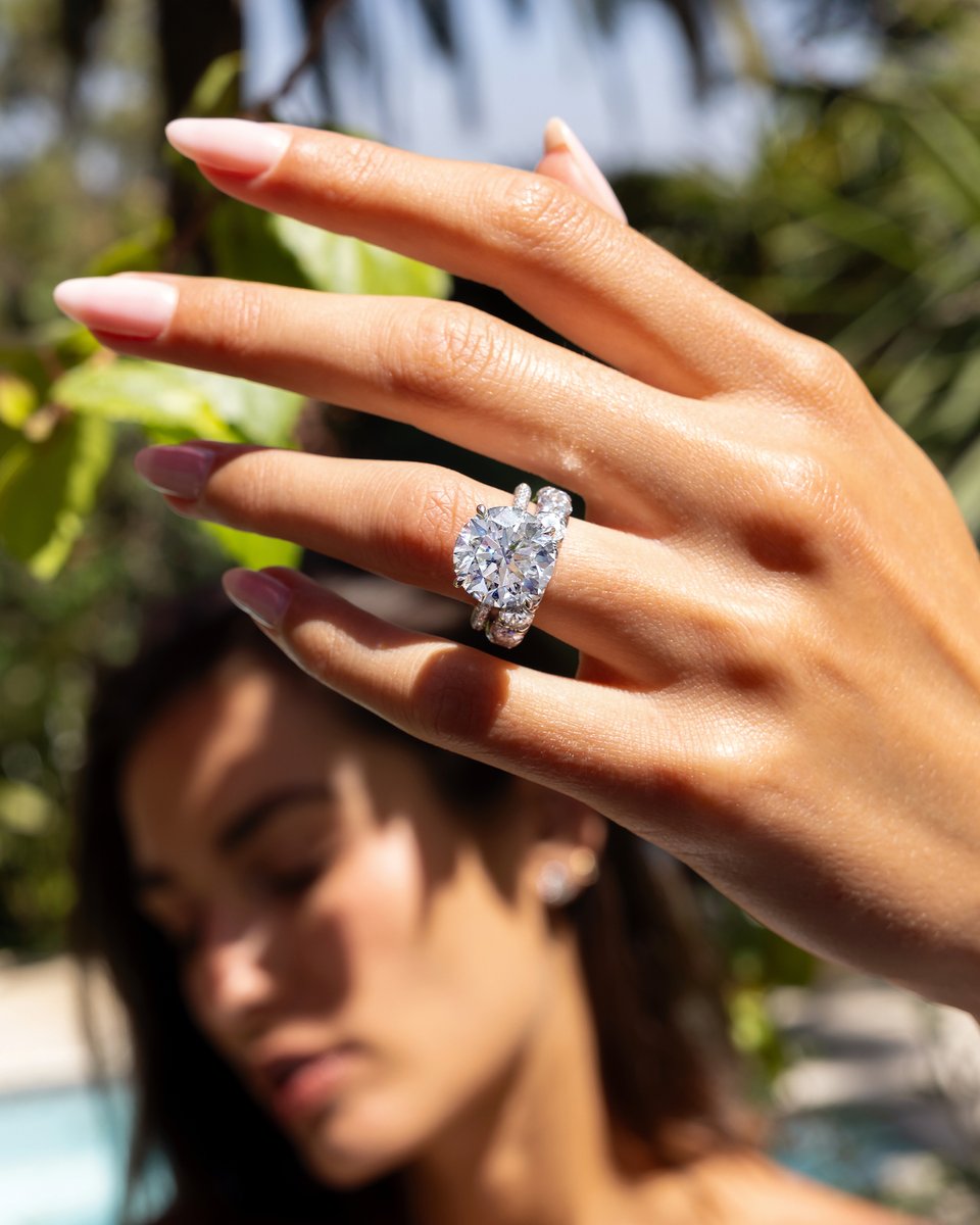 Jeandousset's tweet image. Luxury doesn’t have to be quiet. Embrace the bold with high jewelry from Jean Dousset: bit.ly/3SI3sR1

Featured design: High Jewelry | Chelsea round brilliant solitaire. #highjewelry #roundcut #diamondring #jeandousset