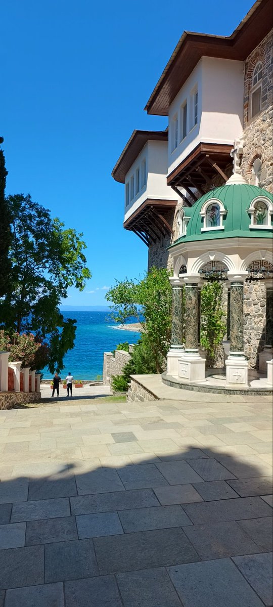 Манастир Св.Пантелејмон ,  данас је њихова слава . Срби су радо виђени гости, нас пар ходочасника нисмо били најављени, али су нас радо примили !  Слике су са прошлогодишње посете Атосу .