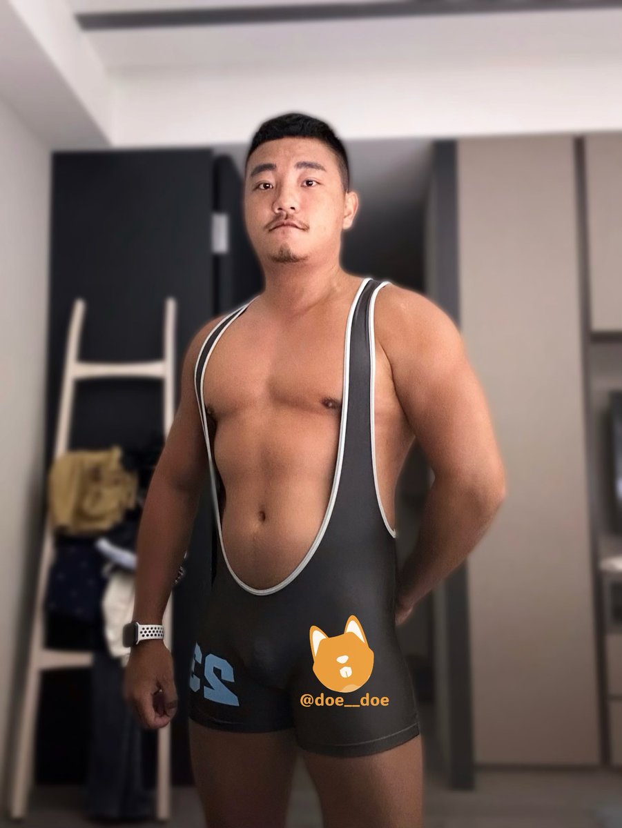 借朋友的角力服穿看看💕
還行吧？😳😳