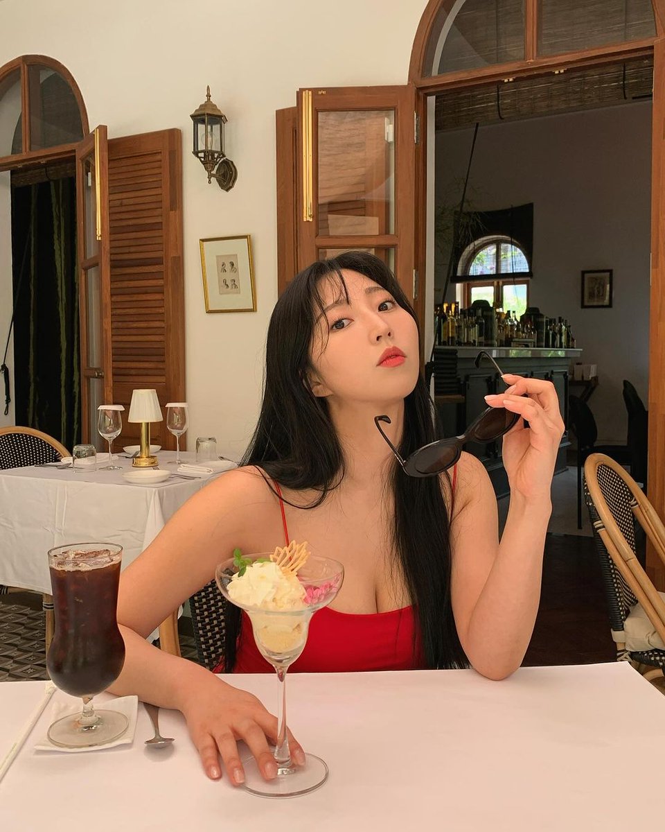 yeonchae639's tweet image. Friday vibes✨and feeling fine! Rocking🌠 my sleeveless red gown and serving up a whole lot of sass and beauty 💅Who says Fridays can't be fashionable? #FridayFeeling #RedHot #BeautyMode