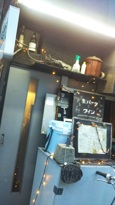 二軒目北千住洋食堂。まさにイタリアン・スペイン・フレンチなどの欧州料理をクロスオーバーした創作料理なので洋食としか言いようがない。ホタテを乗せたフレンチトーストとかアイデアがフリーダム。ガスパッチョ風ソースのカルパッチョ美味かった… 