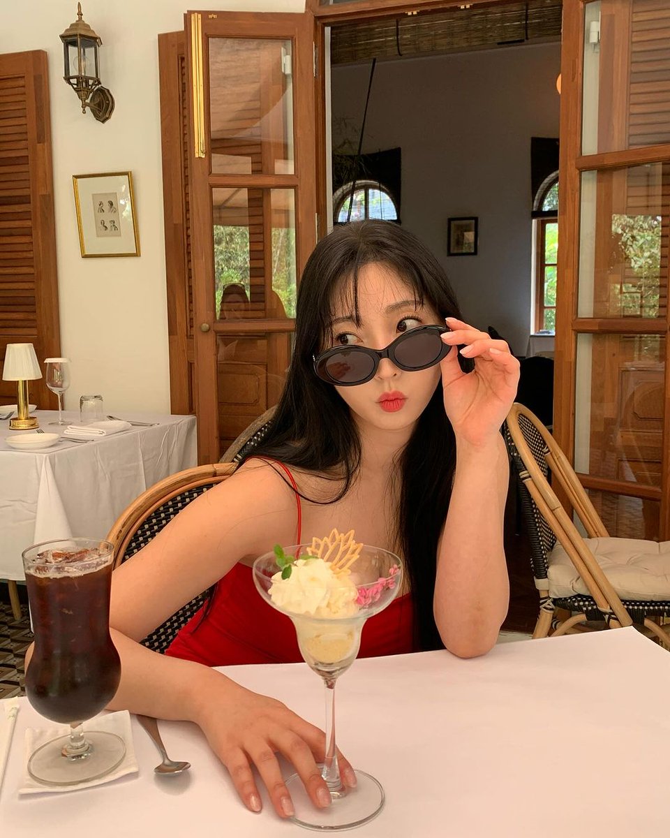 yeonchae639's tweet image. Friday vibes✨and feeling fine! Rocking🌠 my sleeveless red gown and serving up a whole lot of sass and beauty 💅Who says Fridays can't be fashionable? #FridayFeeling #RedHot #BeautyMode