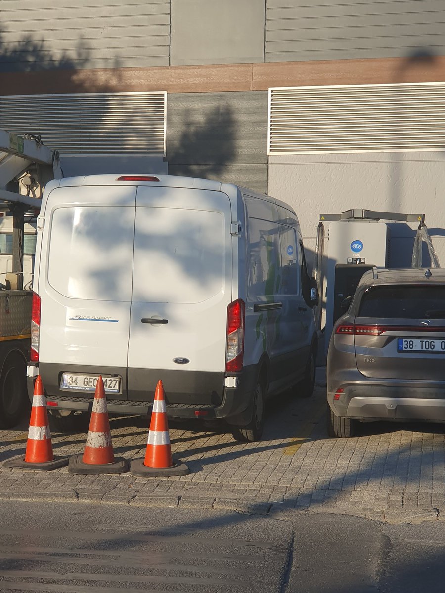 isamanci's tweet photo. Sevgili @ayedasdestek şarj istasyonu önüne park ederek ihtiyacı olanların hakkına girdiğinizi biliyorsunuz değil mi. @esarj_com un da satışına engel olduğunuzu da. Araç elektrikli demeyin lütfen şarjda değil park halinde https://t.co/fo4azyEu2b