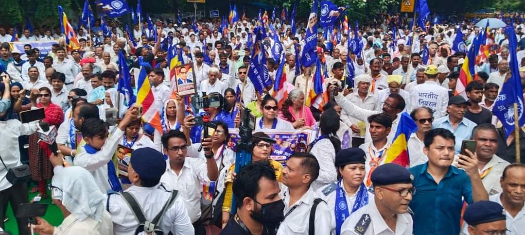 harnamsingh5968's tweet photo. बाबासाहेब डा० भीम राव अम्बेडकर जी की संसद भवन में प्रतिमा स्थान्तरित करने के विरोध में जंतर मंतर पर संसद घेराव आंदोलन किया, जिसमें हजारों भीम सैनिकों ने मिलकर बढ़ चढ़कर हिस्सा लिया और वही पुनर्स्थापित की मांग को रखा #जयभीम 
#संविधान_बचाओ_लोकतंत्र_बचाओ #DalitsLiveMatter https://t.co/ToAP27i09W