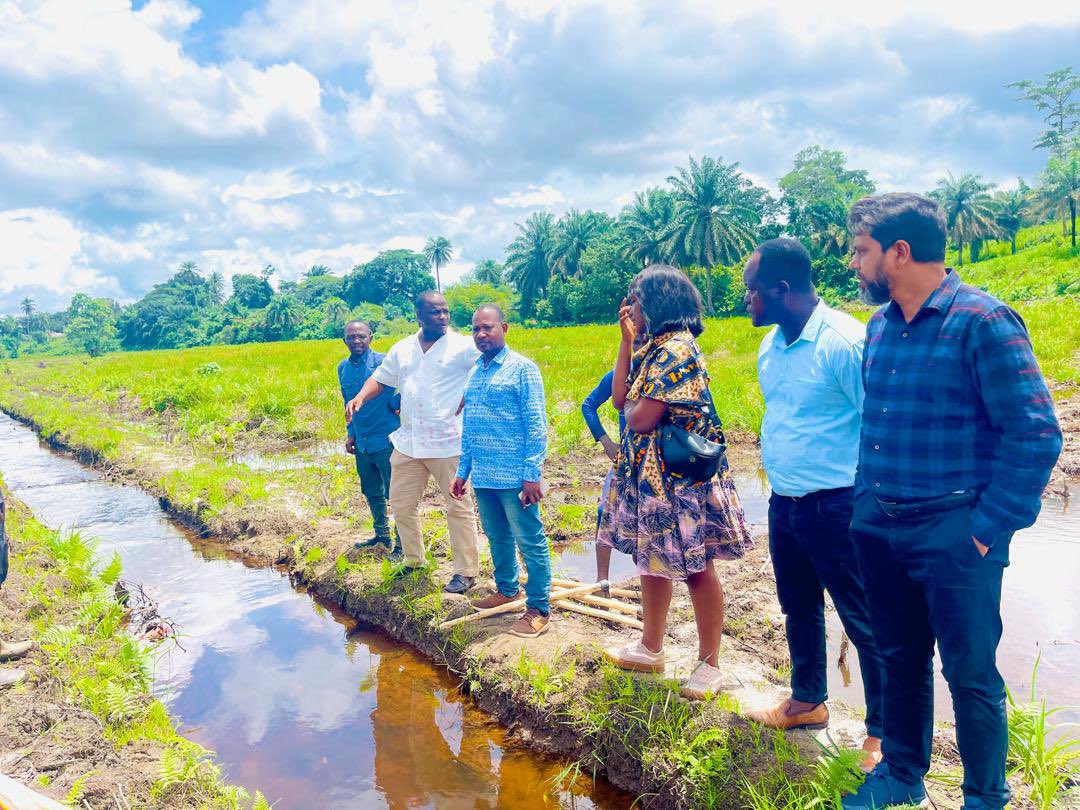 SendSierraleone's tweet photo. Our Country Director, @JosephAyamga1 led a joint field visit with FAO’s Country Director to review the Home Grown School Feeding project in Kenema. 
Supported by @FAOSierraLeone, the project is setting up school farms for two  Girls Secondary Schools in Kenema https://t.co/9WaUzRaD6O