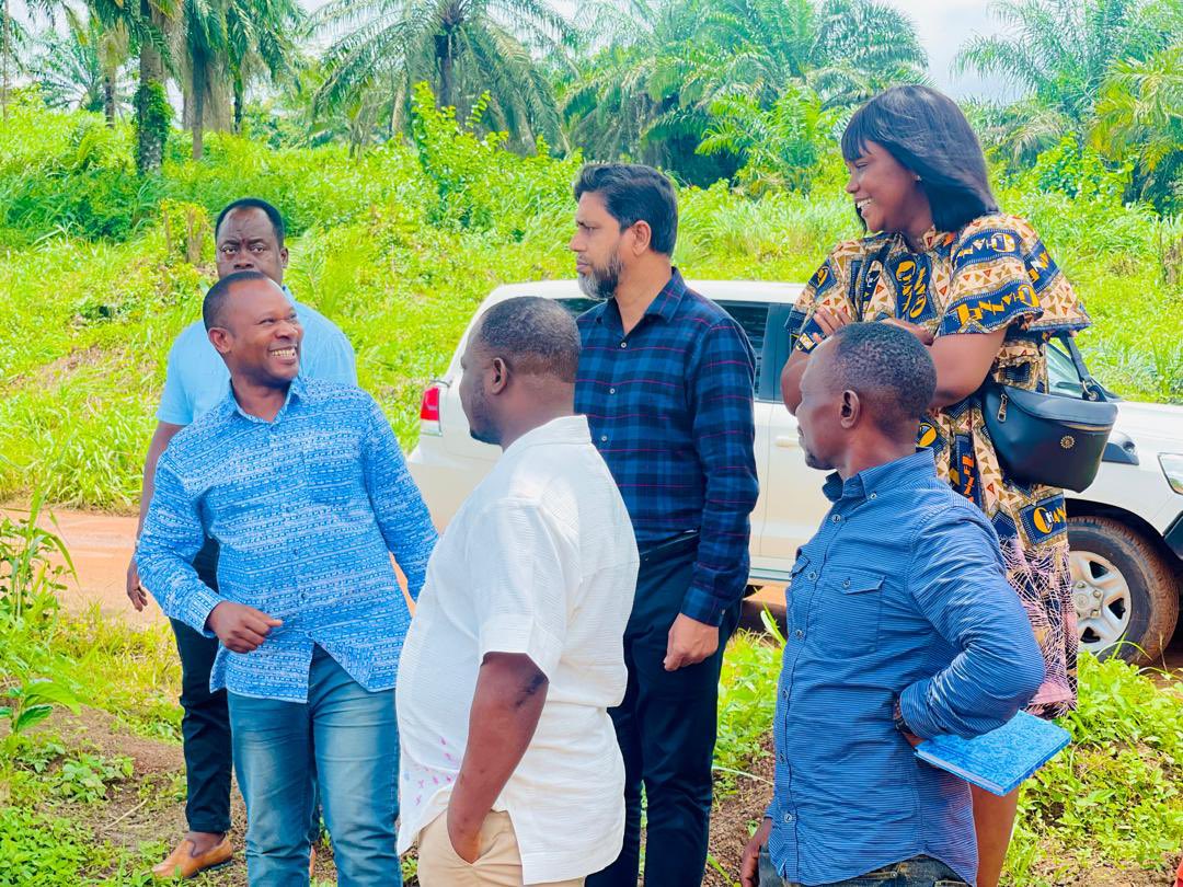 SendSierraleone's tweet photo. Our Country Director, @JosephAyamga1 led a joint field visit with FAO’s Country Director to review the Home Grown School Feeding project in Kenema. 
Supported by @FAOSierraLeone, the project is setting up school farms for two  Girls Secondary Schools in Kenema https://t.co/9WaUzRaD6O